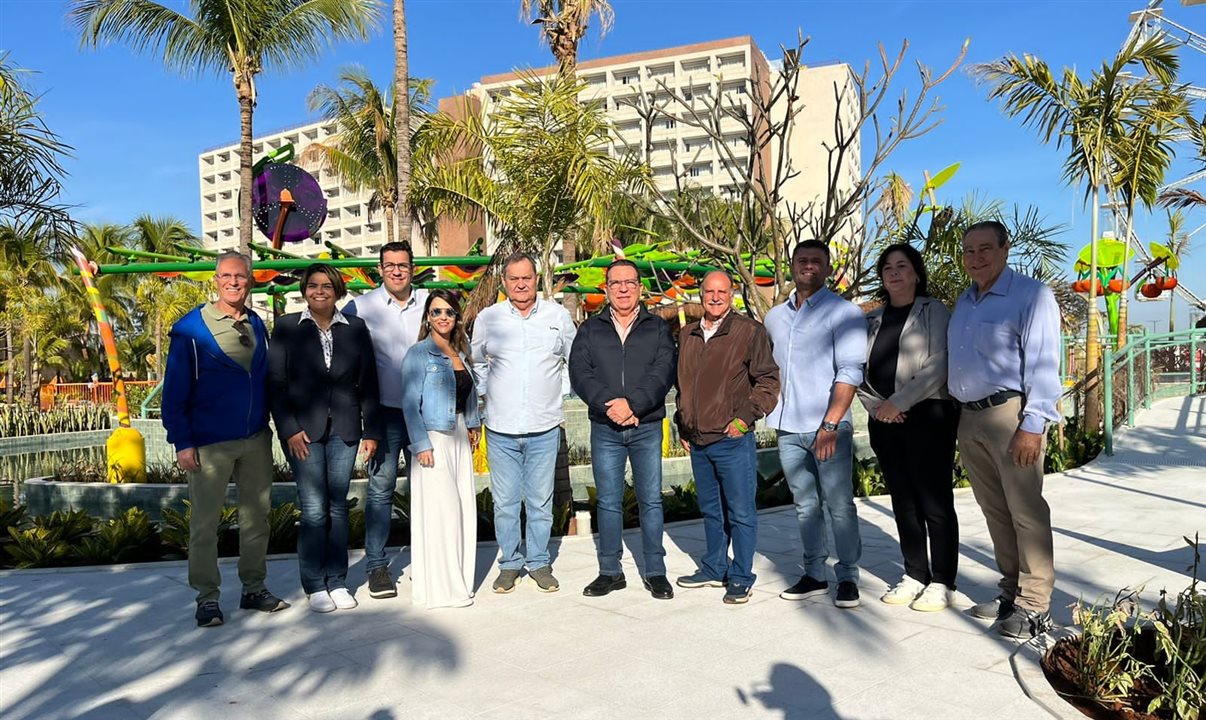 O prefeito de Olímpia, Fernando Augusto Cunha (no centro), com representantes da prefeitura e também do Hot Beach