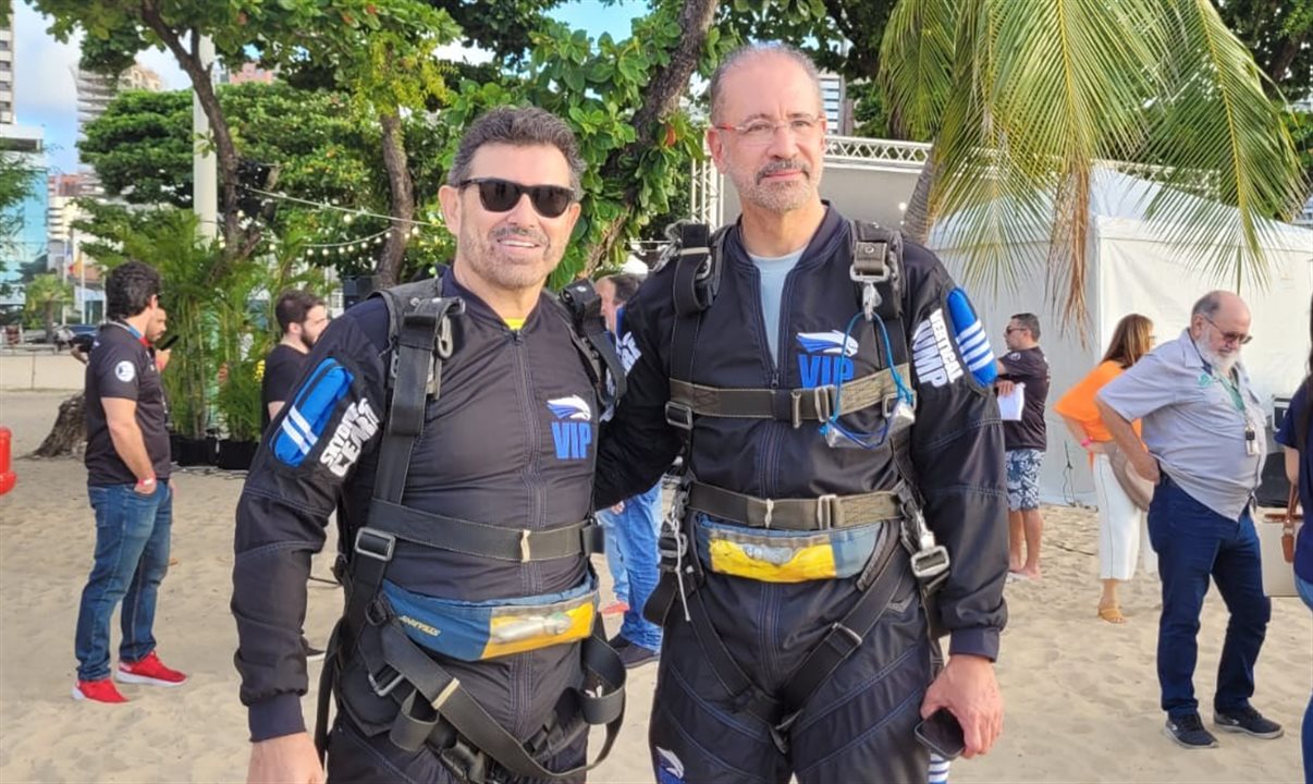 Alexandre Pereira, secretário de Turismo de Fortaleza, e Régis Medeiros, presidente da ABIH-CE, logo após salto de paraquedas
