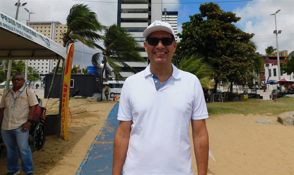 George de Oliveira Melo coordena o programa Praia Acessível