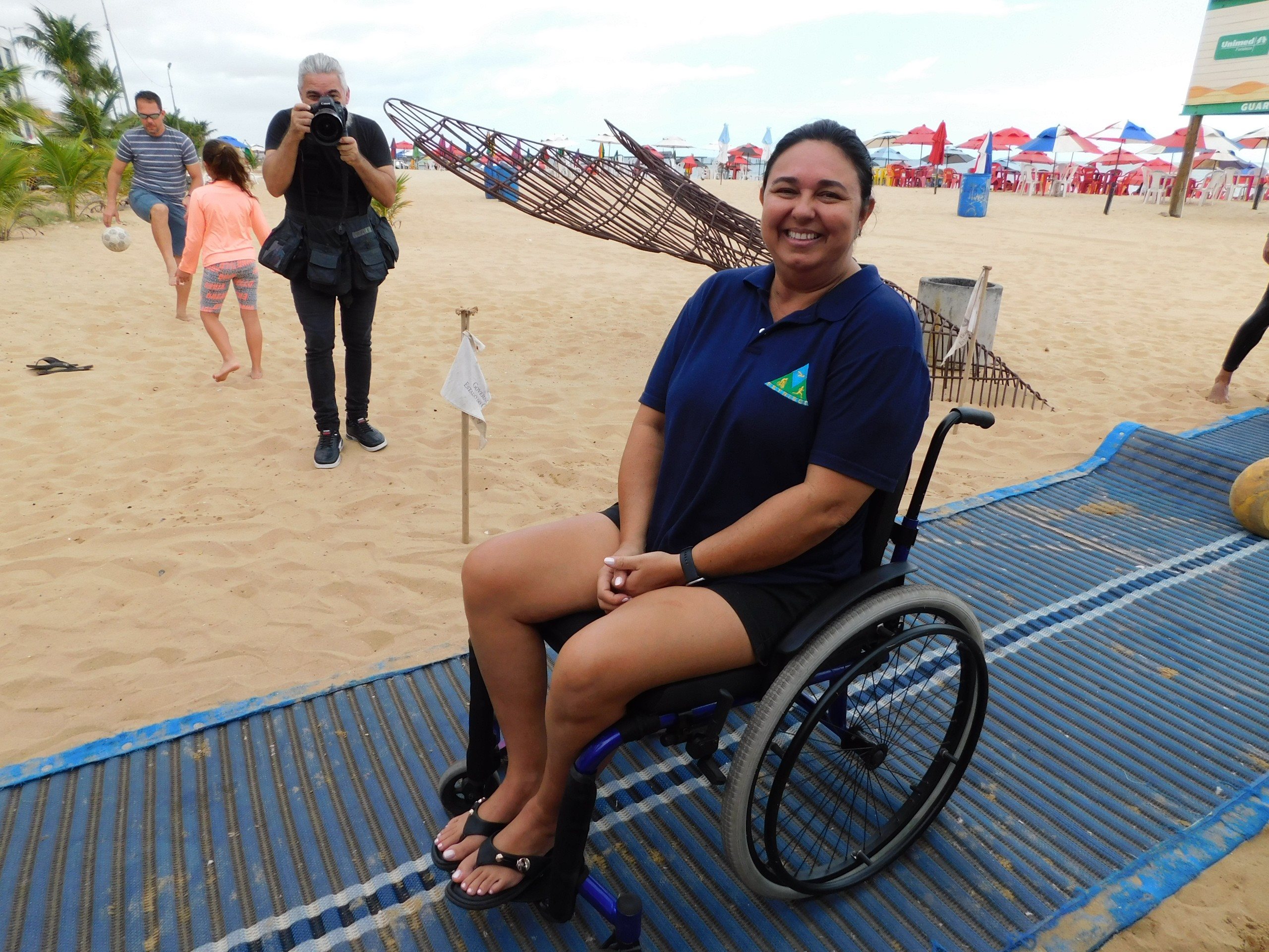 Tércia Figueiredo aprova o programa Praia Acessível e se diz segura para fazer o banho de mar com ele