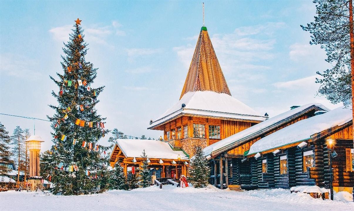 Lapônia, na Finlândia, abriga casa do Papai Noel, renas e passeios de trenó