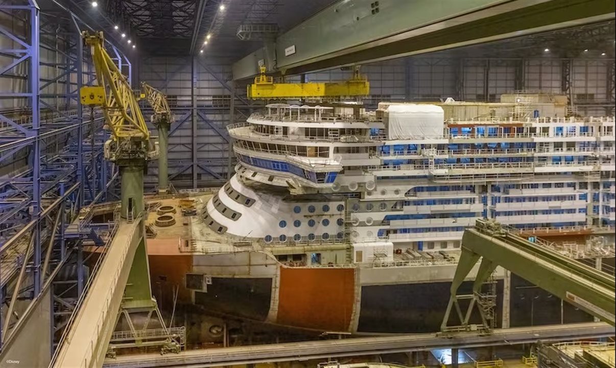 Disney Treasure no estaleiro Meyer Werft, na Alemanha
