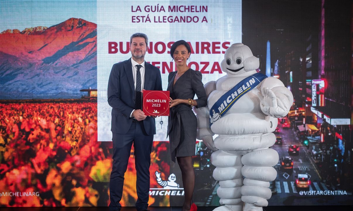 O Ministro de Turismo e Esportes da Argentina, Matías Lammens, e a diretora de Comunicações Globais do Guia Michelin, Elisabeth Boucher-Anselin