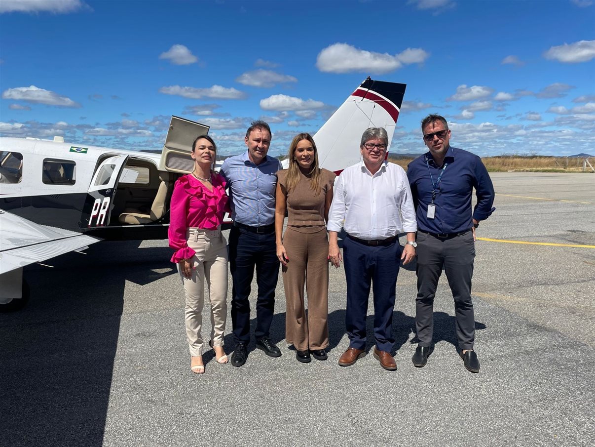 Rosália Lucas, secretária de Turismo da Paraíba, César Grandolfo, gerente de Relações Institucionais da Azul, Daniella Ribeiro, senadora da Paraíba, e João Azevedo, governador da Paraíba