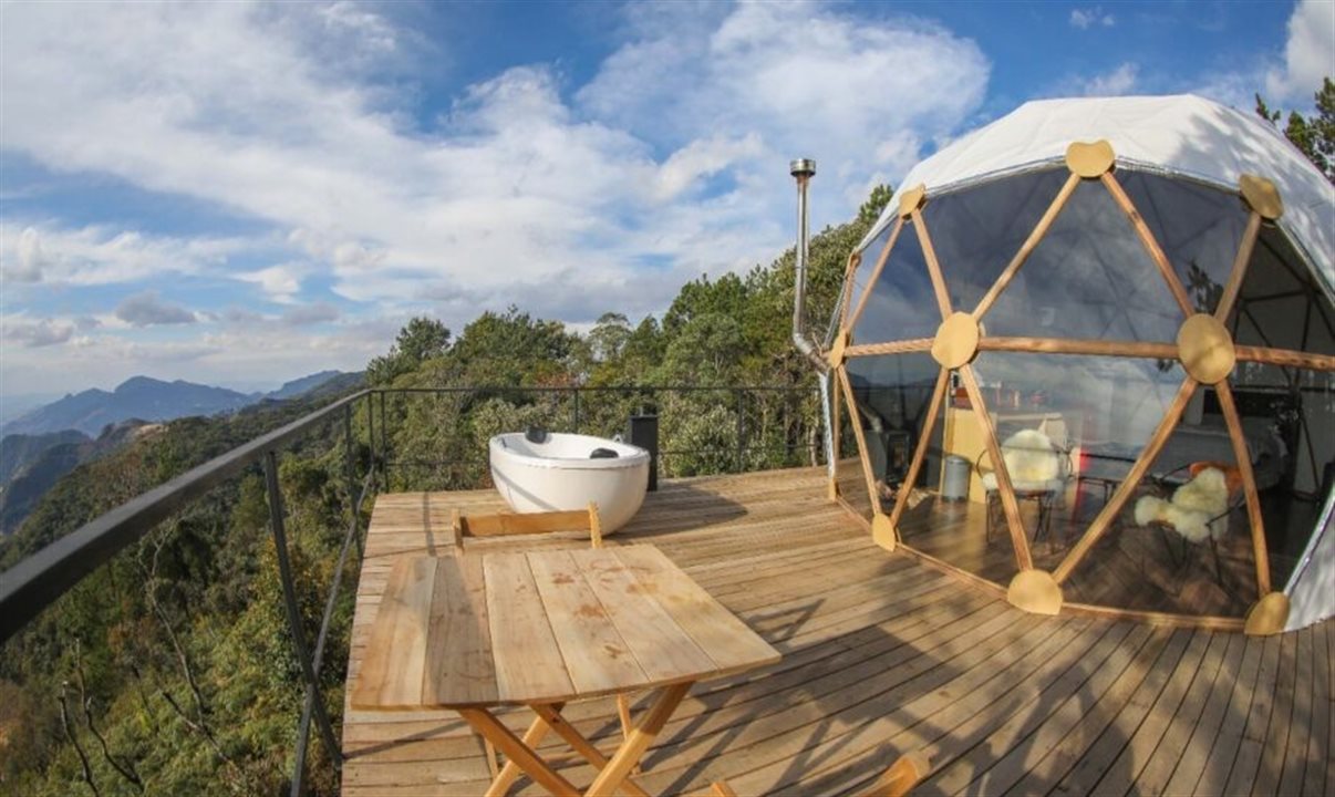 Modelo The Dome, domo geodésico espelhado em uma estrutura única que lembra a arquitetura de países nórdicos, já está disponível para aluguel em Cunha (SP)