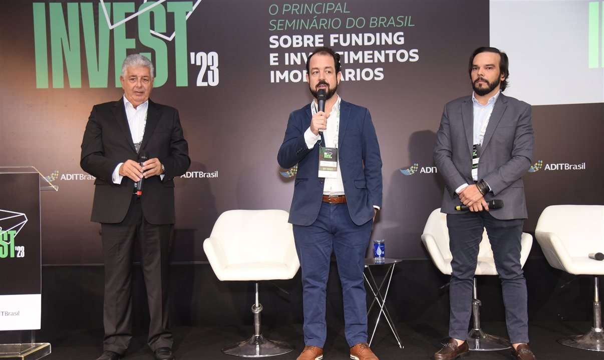 Caio Calfat, presidente do conselho Adit, Martín Diaz, presidente executivo da entidade e Irapuã Dantas, CEO da CV Real Estate abriram o evento Adit Invest 23