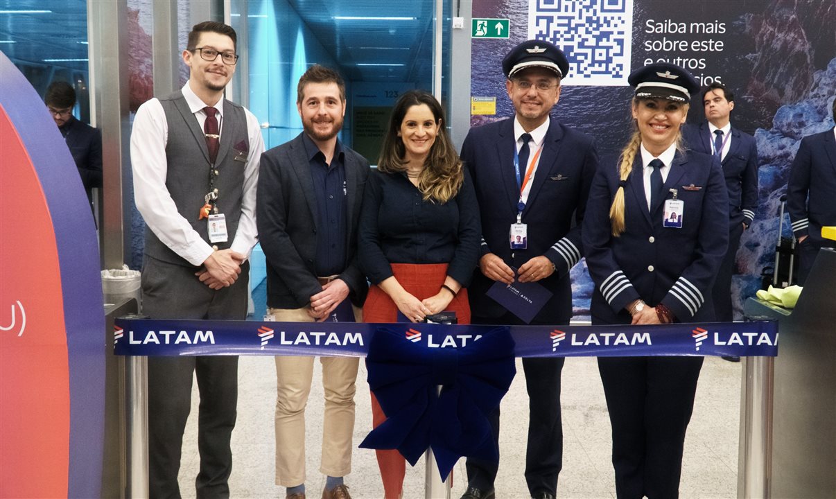 Danillo Barbizan, da Delta, e Camila Belinelli, da Latam, entre tripulantes na inauguração do voo São Paulo-Los Angeles