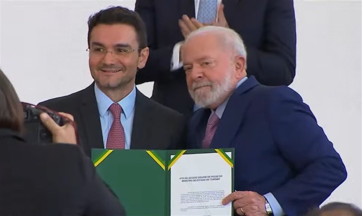 Celso Sabino, novo ministro do Turismo, e o presidente Lula, durante cerimônia de posse