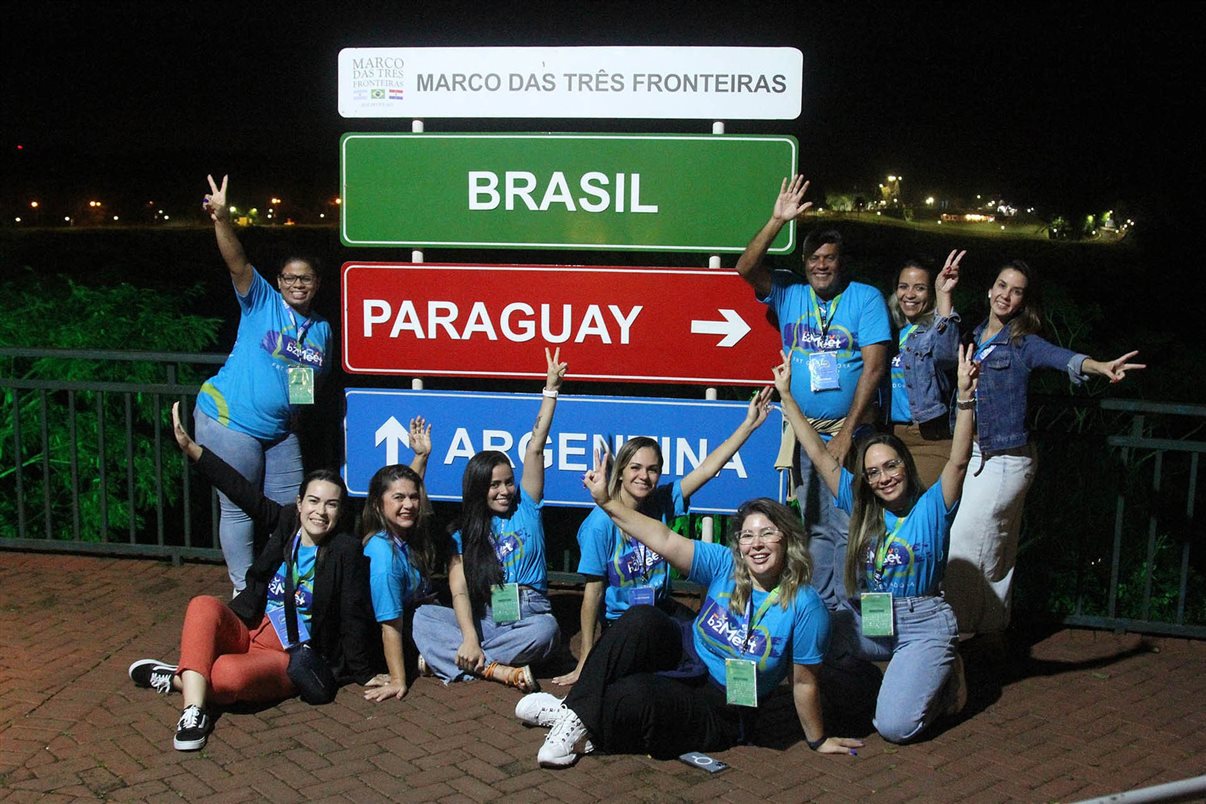 Grupo de agentes do B2Meet no Marco das Três Fronteiras, em Foz do Iguaçu (PR)
