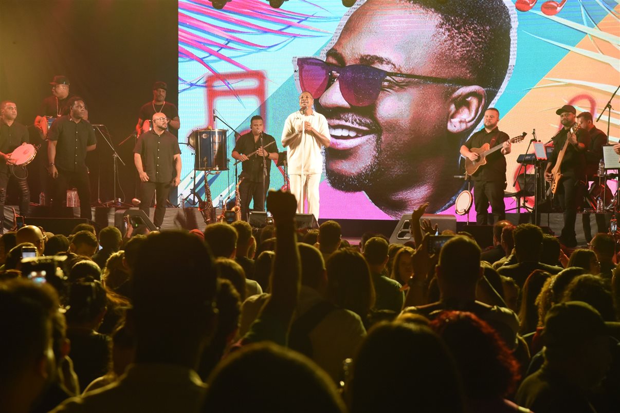 O show do cantor Mumuzinho arrastou boa parte dos participantes da feira