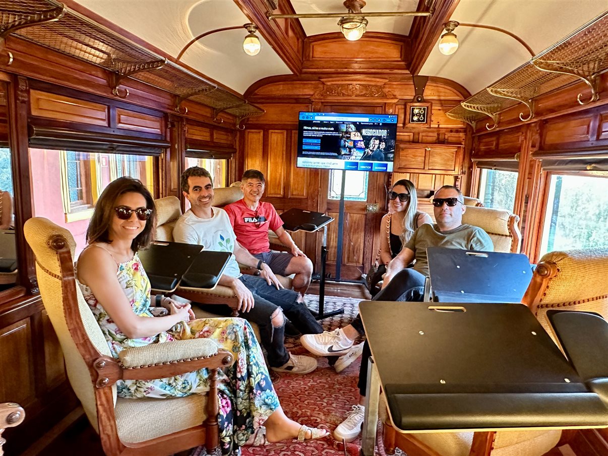 Karen e Rodrigo Pires, da Tristar Turismo, Gervasio Tanabe, da Abracorp, e Paula e Peterson Prado, da Avipam