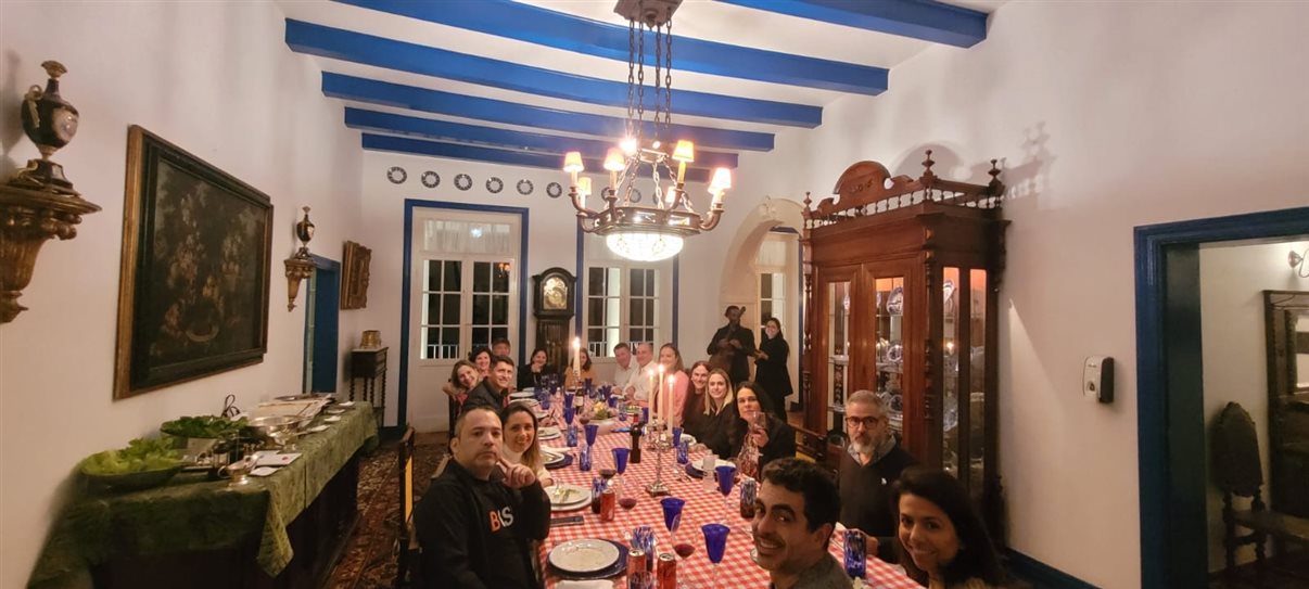 Grupo reunido para o jantar