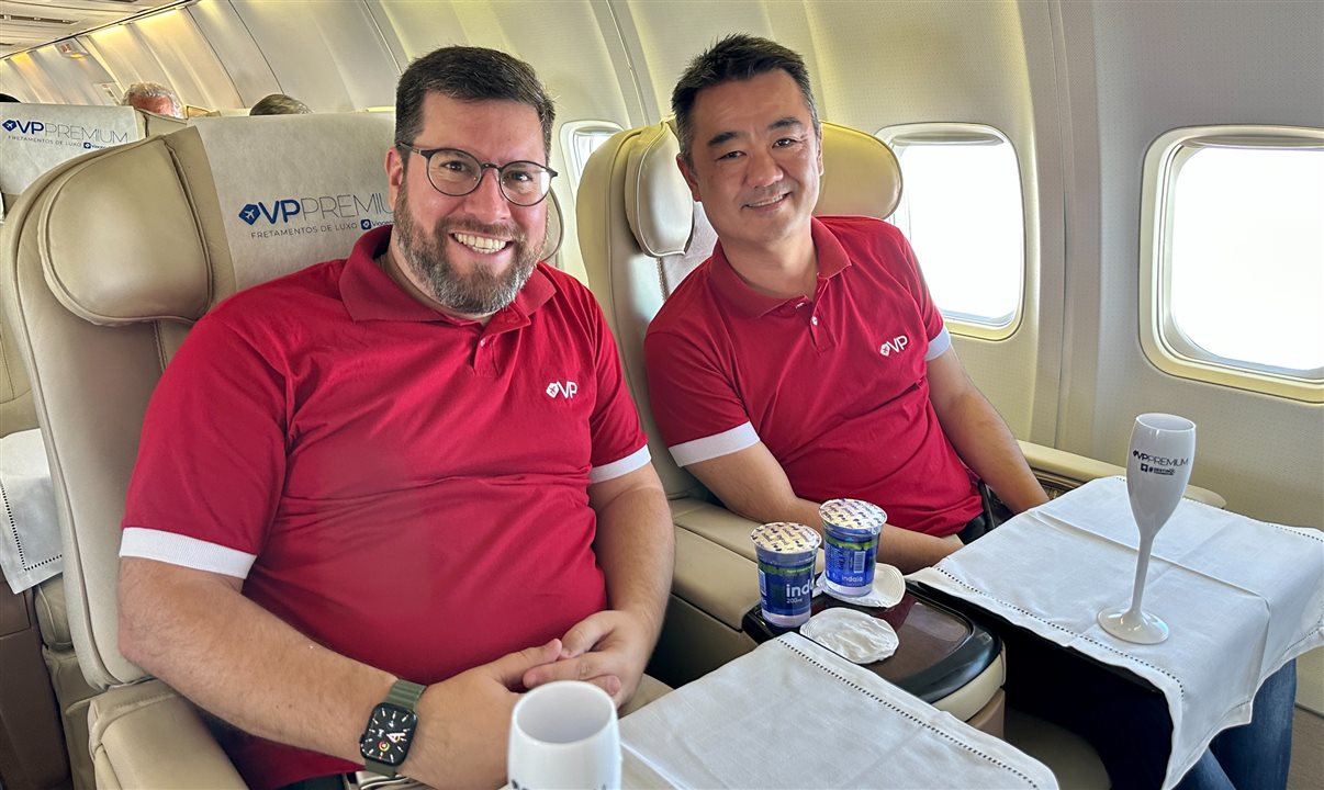 Renato Alves e Renato Kido, da ViagensPromo, a bordo do voo de estreia do VP Premium by ViagensPromo