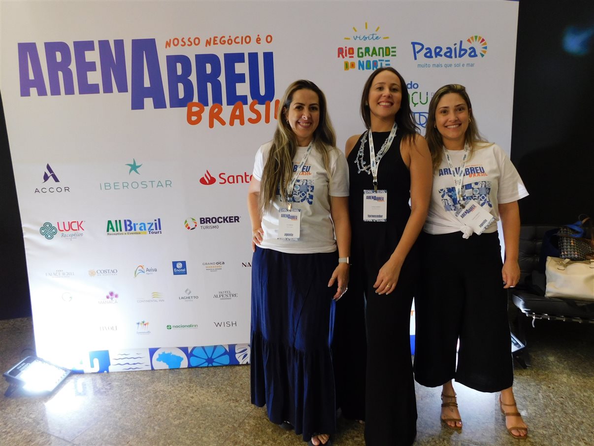 Livia Silva, Aline Castro y Lorena Rocha, todas de Abreu