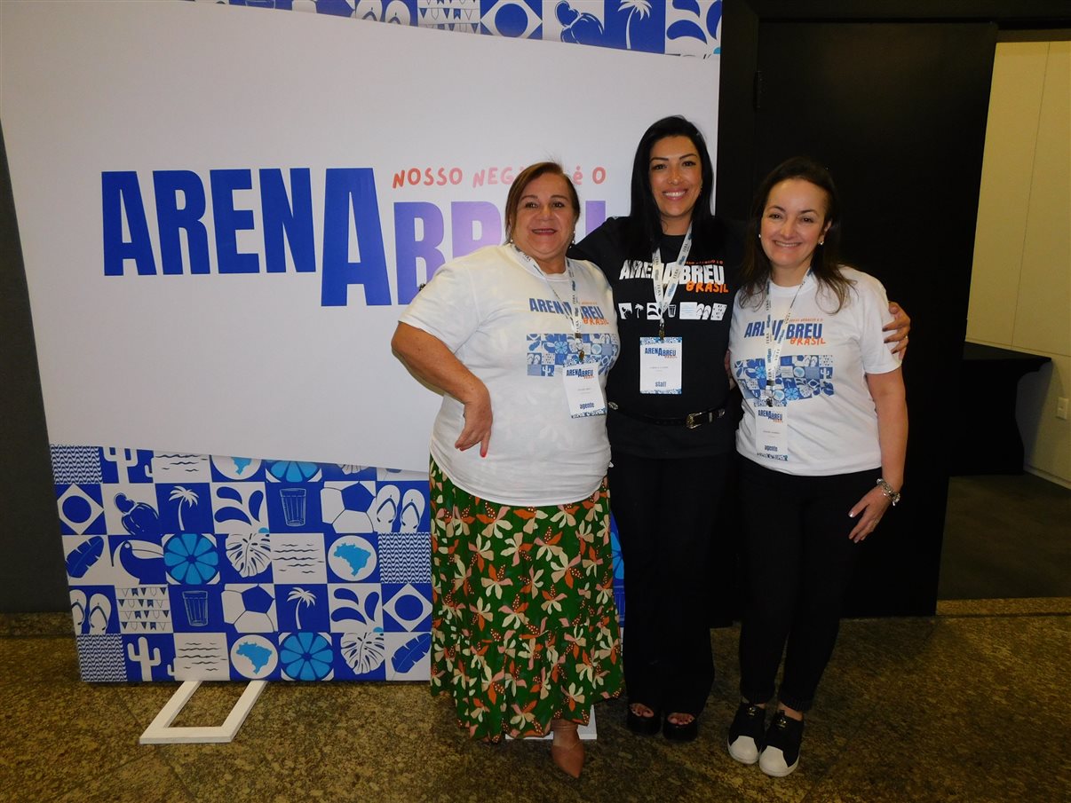 Livia Silva, Aline Castro y Lorena Rocha, todas de Abreu