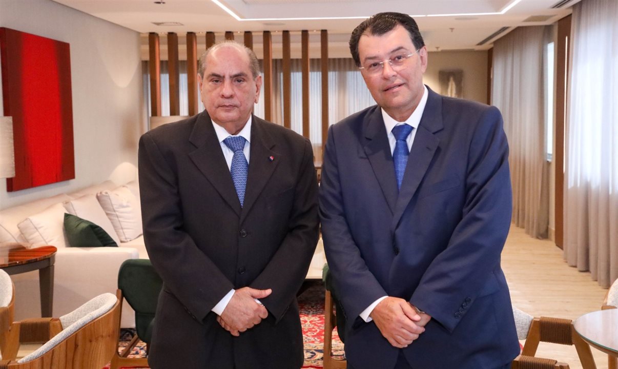 José Roberto Tadros, presidente da CNC, junto ao senador Eduardo Braga