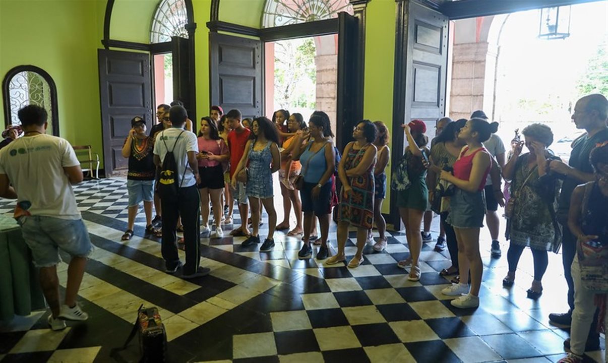 Roteiros visitam pontos turísticos de Recife de forma guiada e gratuita