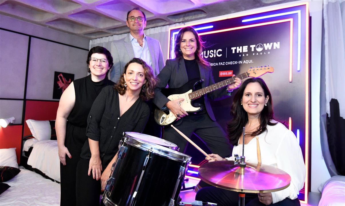 Na bateria: Roberta Vernaglia; com a guitarra: Antonietta Varlese; ao lado de Renata Freitas; Catarina Carbonari; e Marcello Bandeira