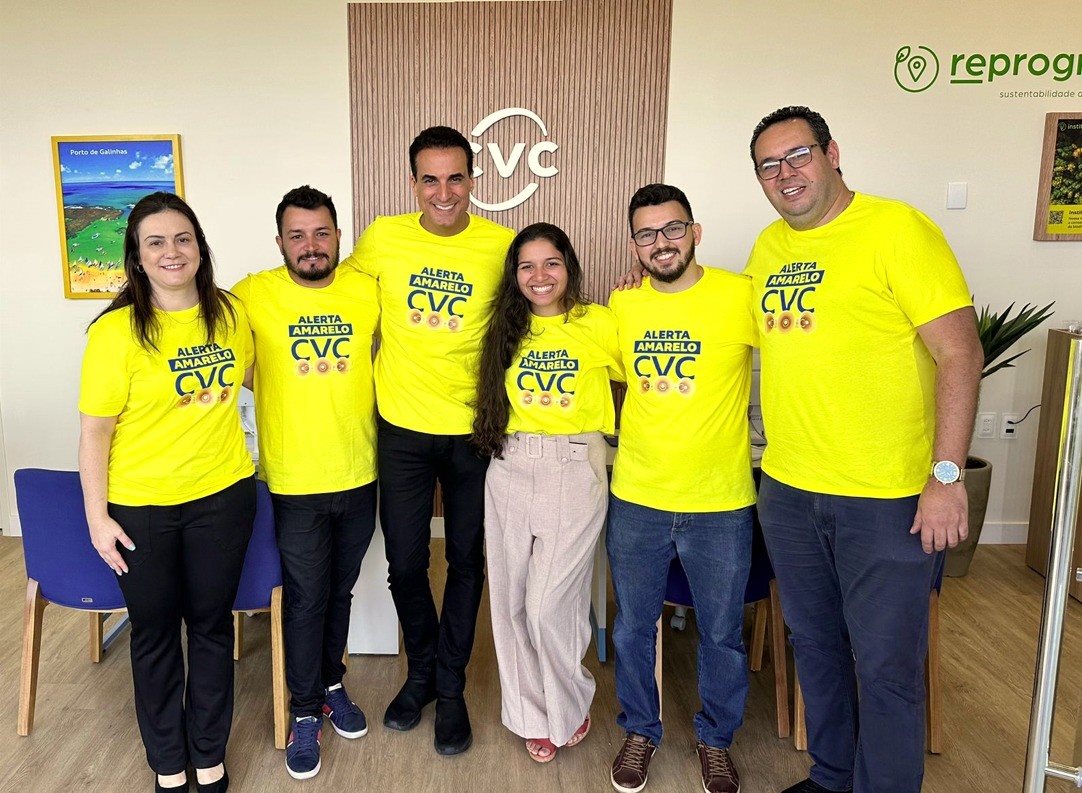 Ao centro, Cláudio Vila Nova, master franqueado CVC em Minas Gerais e no Distrito Federal, com equipe de Sarzedo (MG)