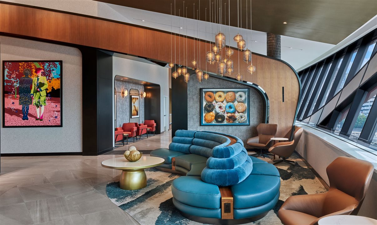 O lounge incorpora elementos, cores e texturas que remetem à ligação de Boston com o mar 