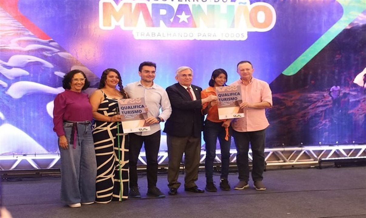 Celso Sabino participa de lançamento da Plataforma Qualifica Turismo ao lado de alunas da UFMA e do governador Carlos Brandão