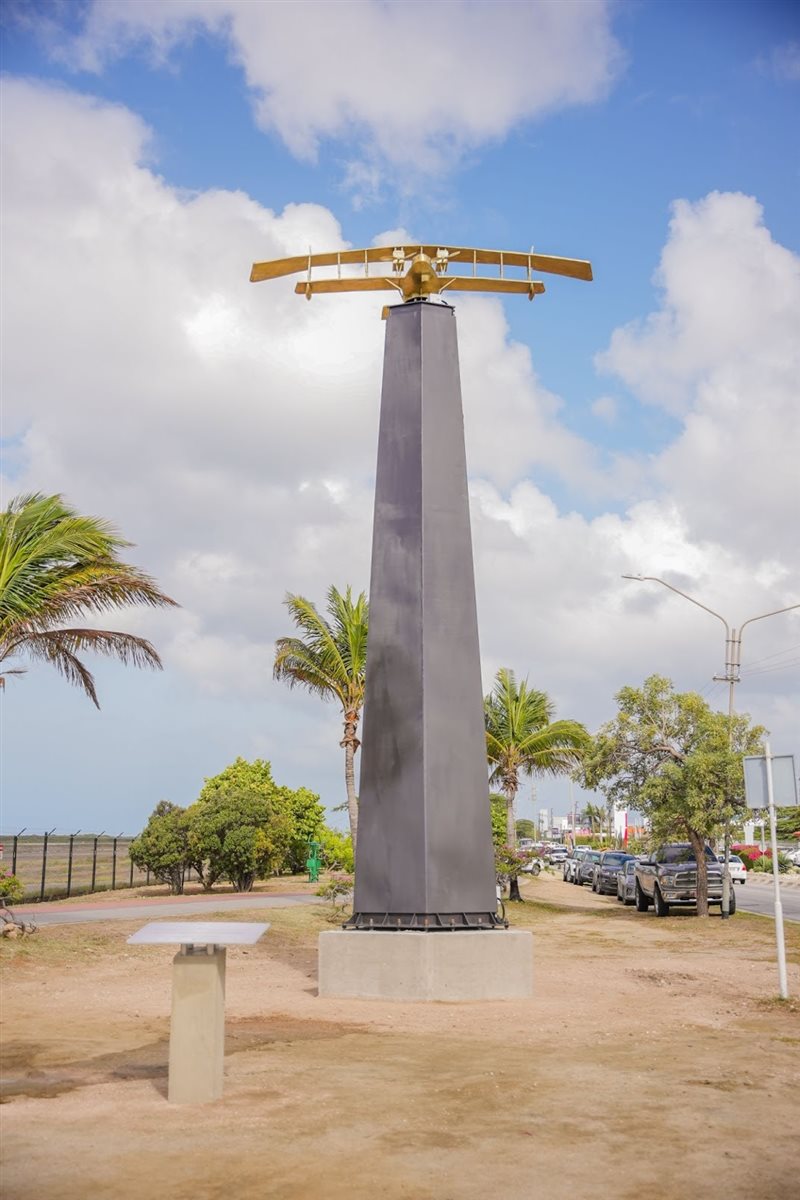 Com 10 metros de altura, comprimento da obra representa as 10 décadas de história da aviação em Aruba