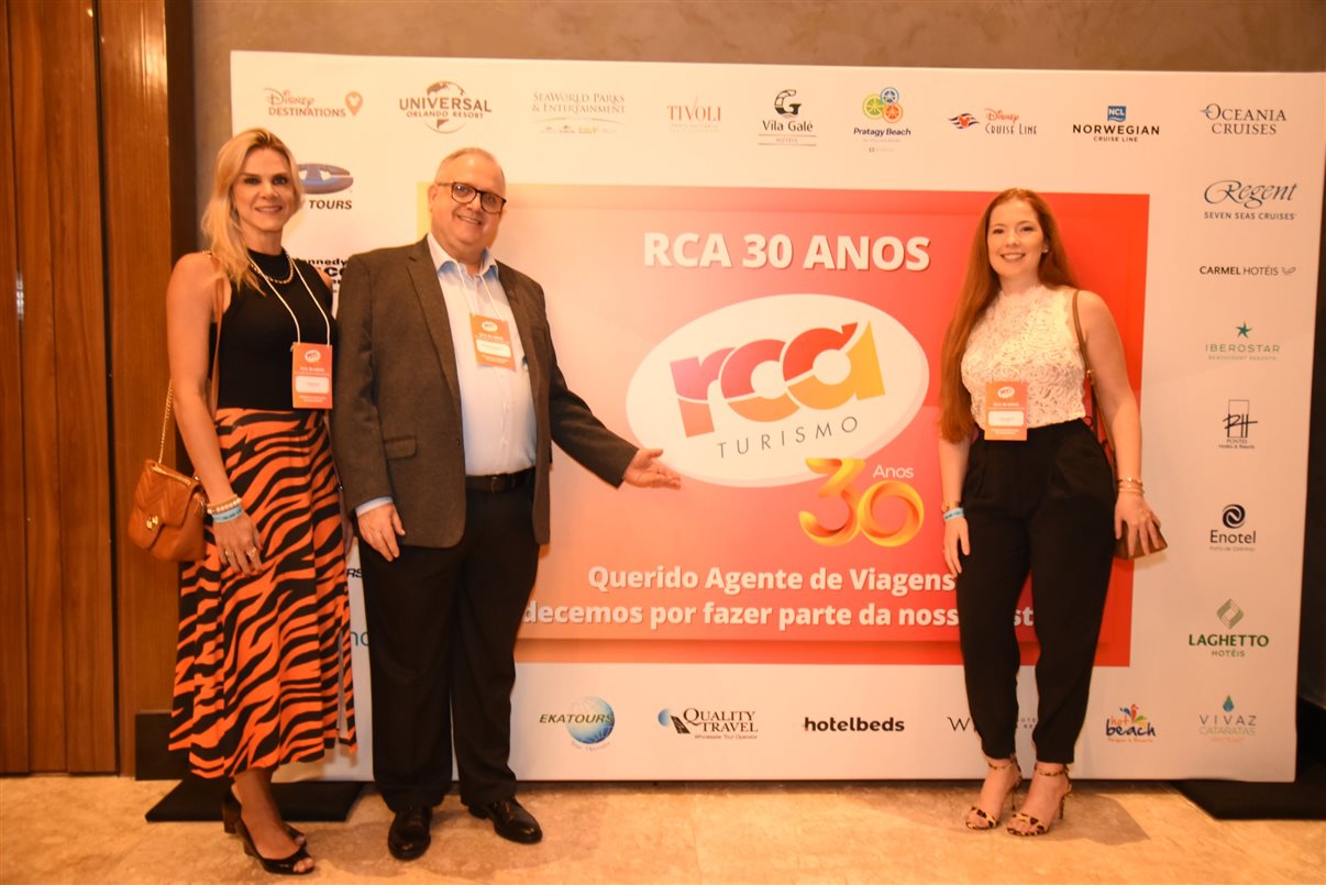 Rodolpho Gerstner, da RCA, com Denise Revesz e Camila Magyar, da Hotelbeds