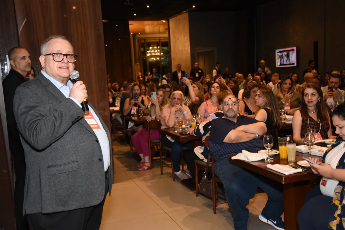 Rodolpho Gerstner fala aos presentes no aniversário de 30 anos da RCA Turismo