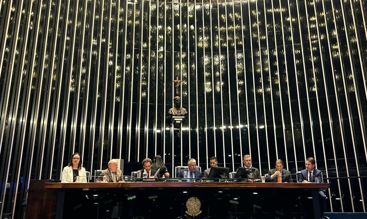 Carolina Negri (Sindepat), Marcelo Gutglas (Grupo Playcenter), Milton Zuanazzi (MTur) , senador Eduardo Girão, Murilo Pascoal (Sindepat), Alain Baldacci (Wet´n Wild) e Munir Calaça (Parque Nacional do Iguaçu), na composição da mesa durante a Sessão Solene