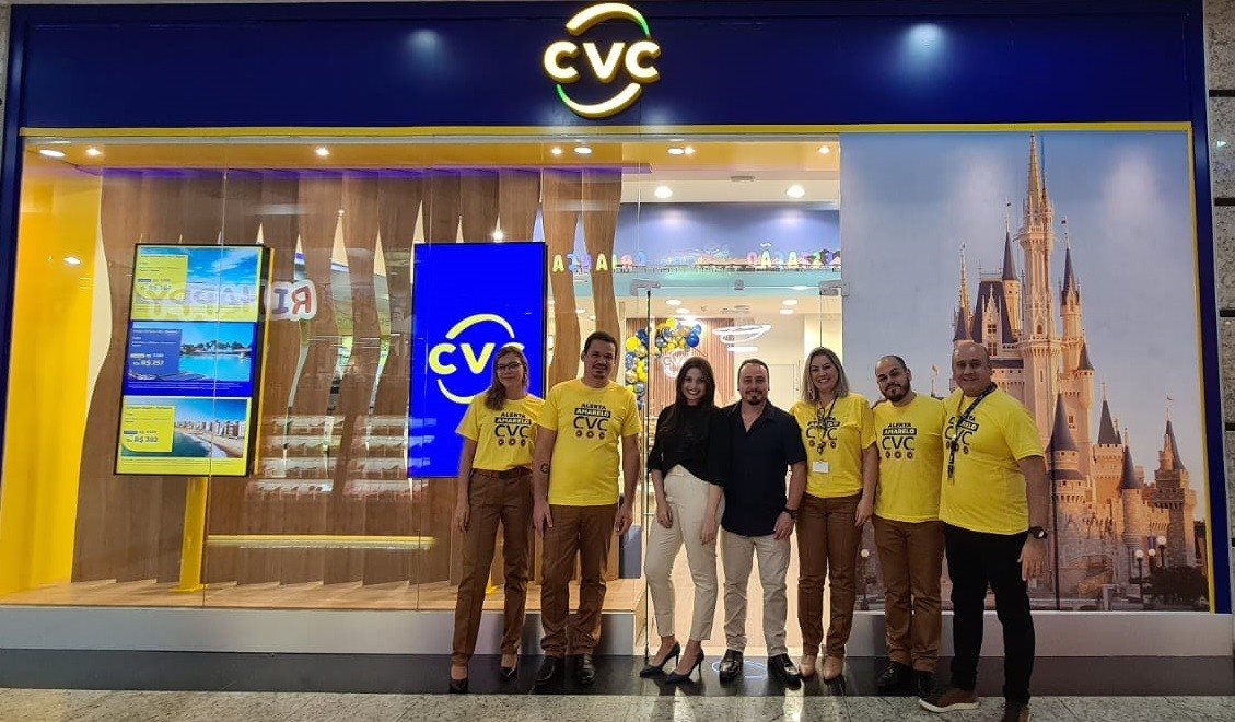 Time CVC reunido em frente à nova loja da marca, no Brisamar Shopping