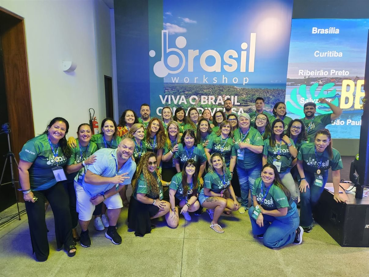 Inês Melo, da Unav, junto aos agentes de viagens associados que participaram  do Workshop Brasil da Diversa Turismo 