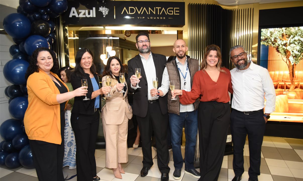 Executivos da Azul inauguraram hoje (1) uma sala vip para clientes TudoAzul em parceria com a Advantage Vip Lounge