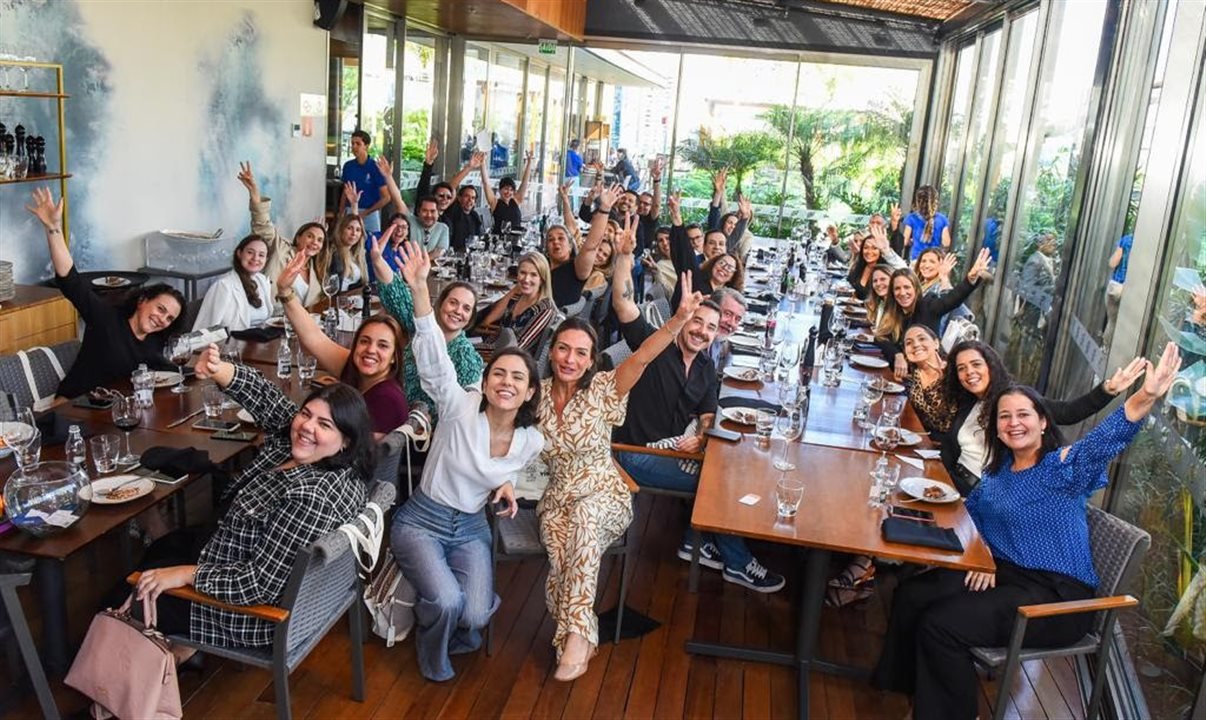 Representantes do mercado de luxo, agências de viagens e empresas do segmento MICE\n\nrecepcionados pelo Visit Rio em almoço no Baleia Rooftop