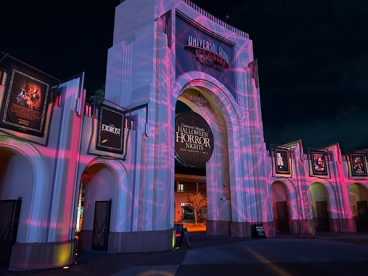 Entrada do Universal Studios, em noite de Horror Nights