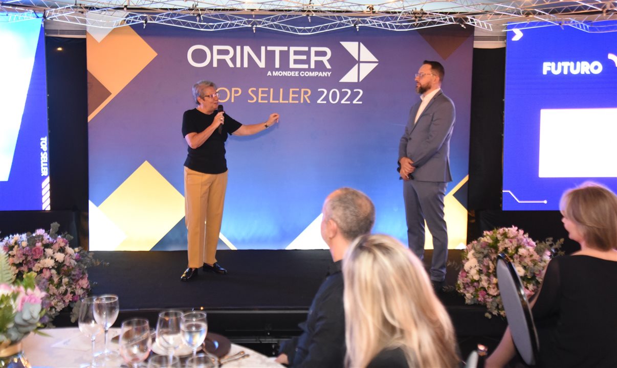 Ana Maria Berto e Roberto Sanches, líderes da Orinter, receberam os agentes campeões em vendas de 2022 em uma noite de premiação