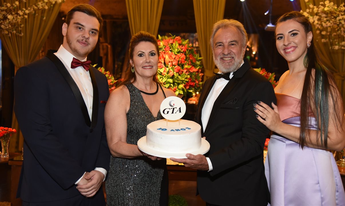 Celso com a esposa, Maria Helena, e os filhos, Leonardo e Jaqueline, no dia da festa de 30 anos da GTA
