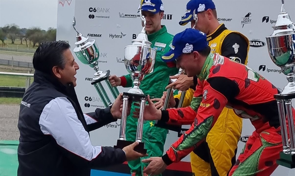 Ricardo Sosa entrega troféu aos vencedores