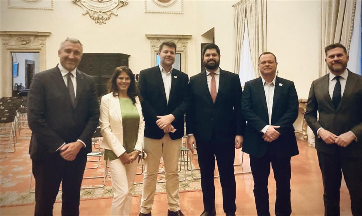 O secretário de Estado de Turismo, Gustavo Tutuca, e o subsecretário de Grande Eventos, Marclo Monfort, com representantes da Ita Airways