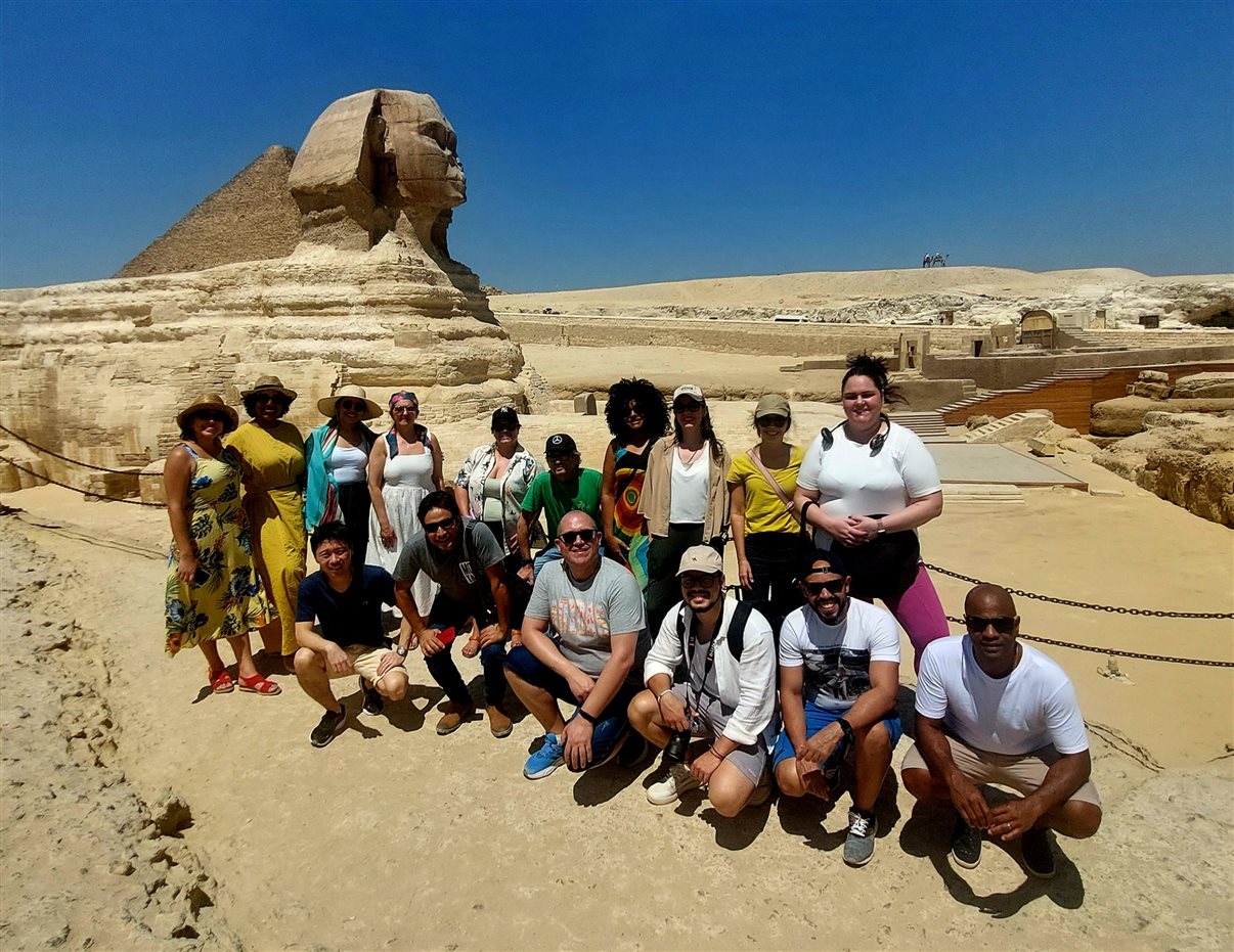 O primeiro passeio dos operadores brasileiro no Cairo foi para conhecer as famosas pirâmides de Giza. Parada para foto em frente à esfinge com cabeça de faraó e corpo de leão