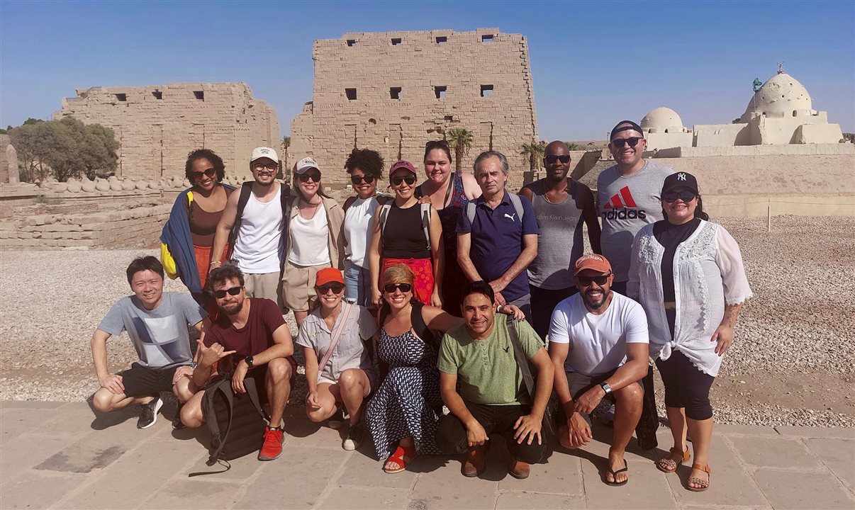 Grupo de operadores em frente ao Templo de Karnak, em Luxor