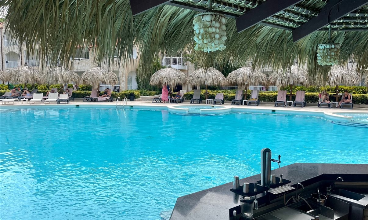 Bar na piscina do TRS Turquesa, hotel somente para adultos do PHG