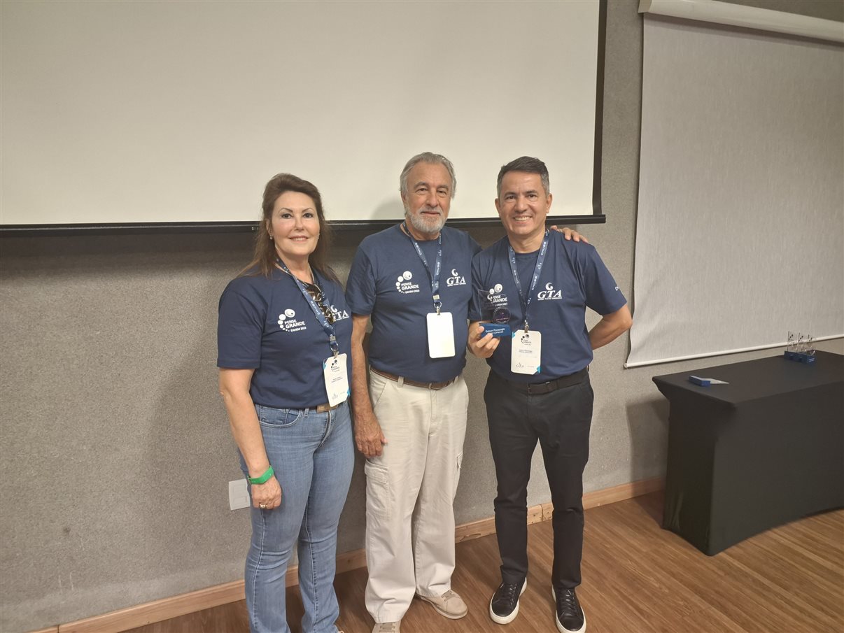 Amado Francisco habla con el equipo