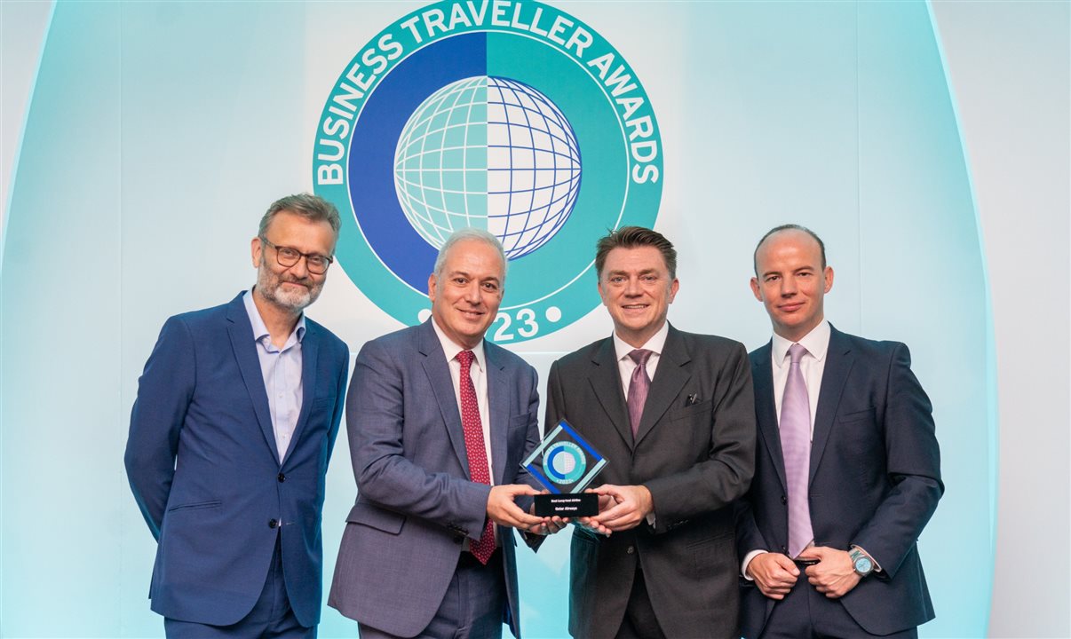 Eric Odone, vice-presidente de vendas para a Europa da Qatar Airways, e Gary Kershaw, gerente regional para o Reino Unido e Irlanda da Qatar Airways, recebem os prêmios na cerimônia