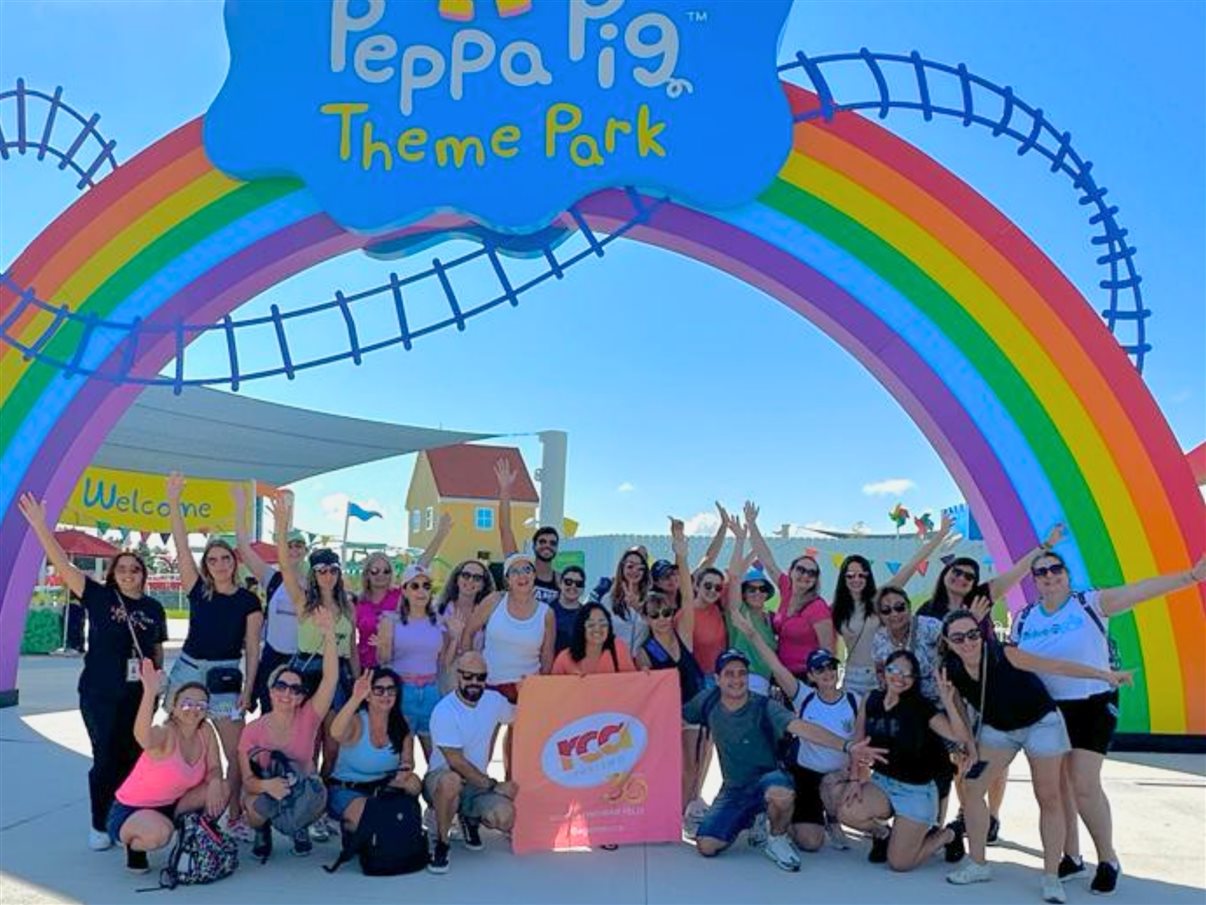 Grupo no parque temático da Peppa Pig com Alicia Diaz, da Legoland