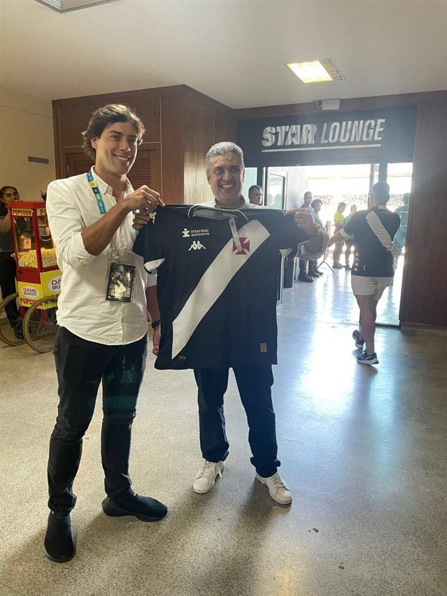 O CEO da Intermac, Eduardo Aoki, mostra a camiseta do Vasco com o patrocínio de sua empresa