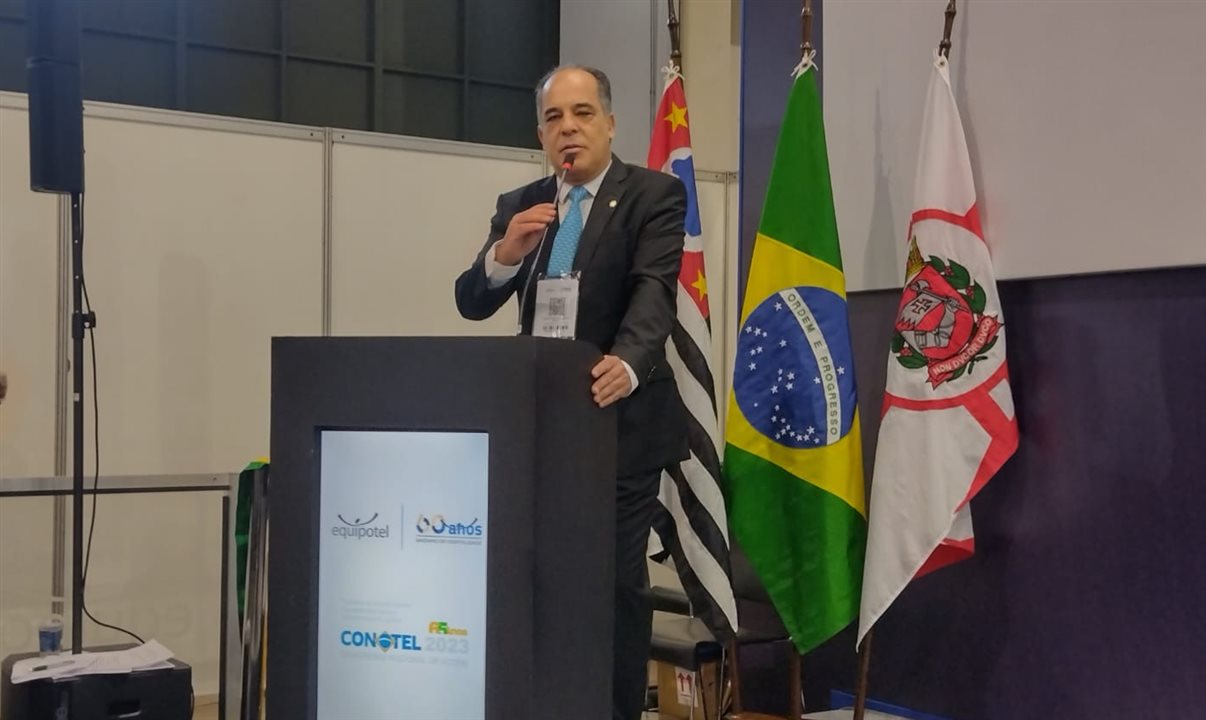 Carlos Sobral, representando o ministro Celso Sabino, fala sobre as ações da pasta do Turismo