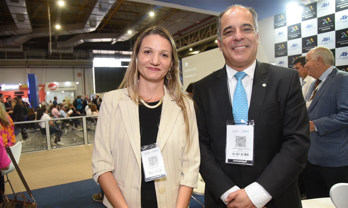 Cinthia Marques e Carlos Sobral, do Ministério do Turismo, durante a Equipotel