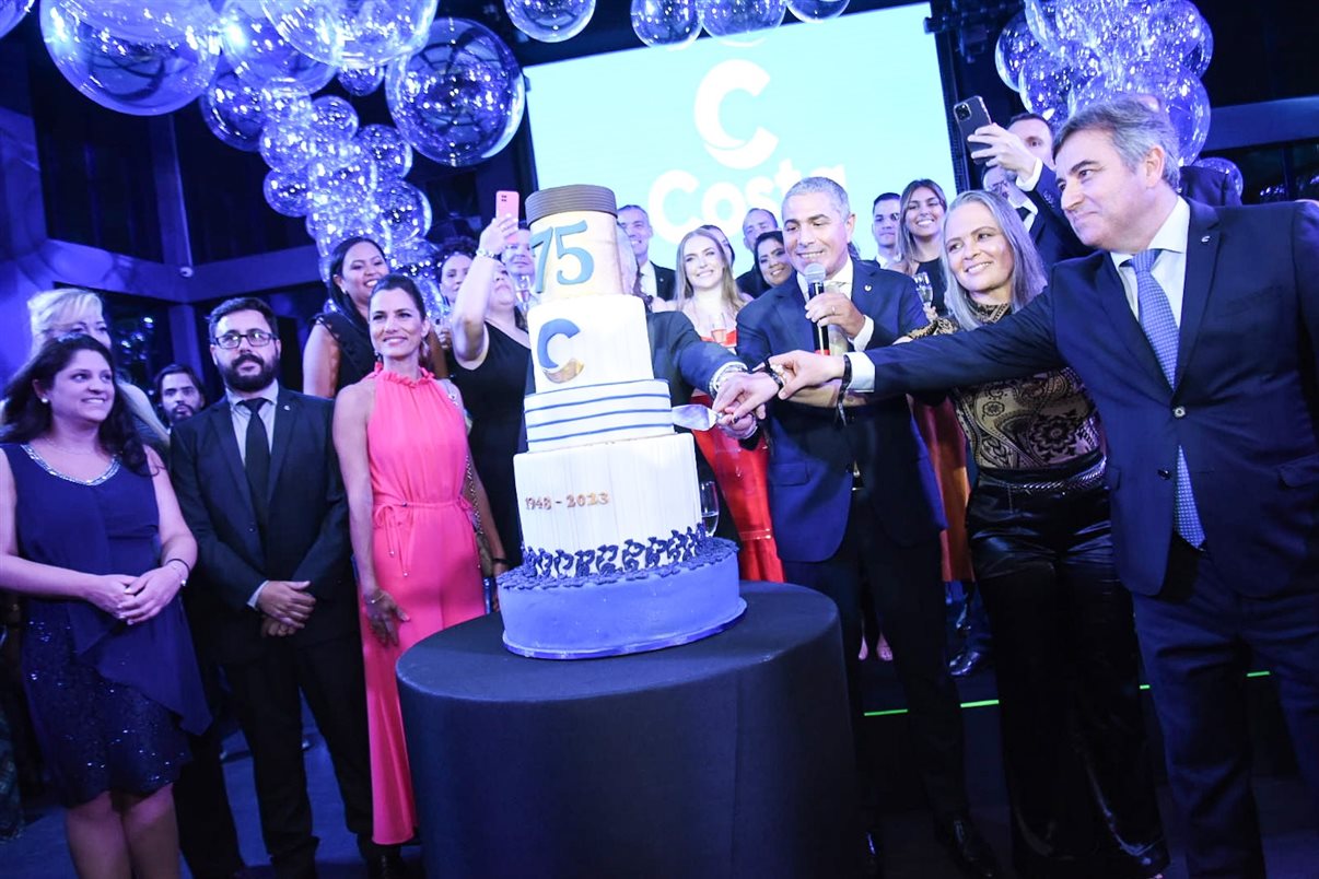 Il team della Costa Cruzeros ha festeggiato il 75° anniversario della compagnia