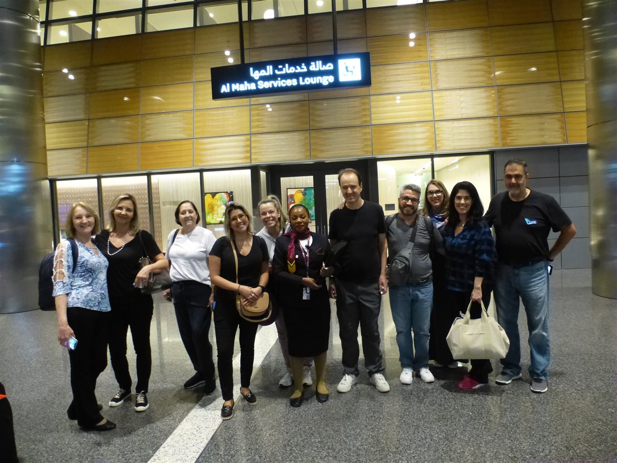 O grupo do famtur da Flot em frente ao lounge do Al Maha Services, no aeroporto Hamad, em Doha (mais fotos no álbum ao fim da notícia)