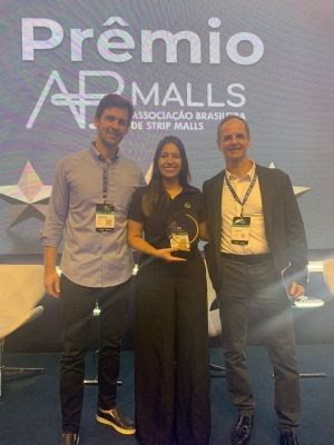 Renata Fernandes, coordenadora de Expansão da Rede de Lojas CVC, recebeu o prêmio de Marcos Saad, presidente do Conselho da ABMalls, e Henrique Ary Brasil, presidente da Associação